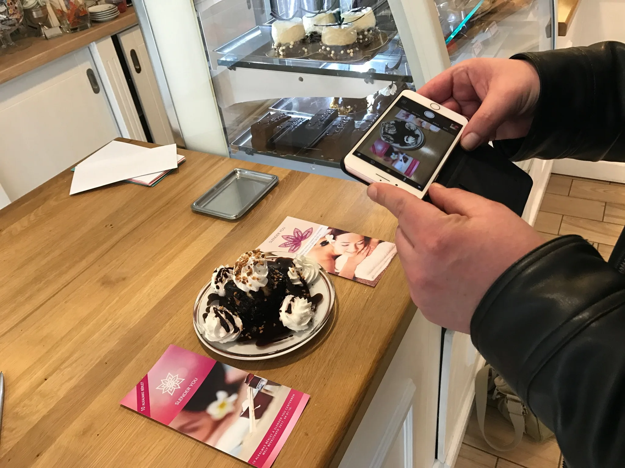 Kampányfotó készítése somlói galuskával és a partner masszázsszalon szórólapjaival