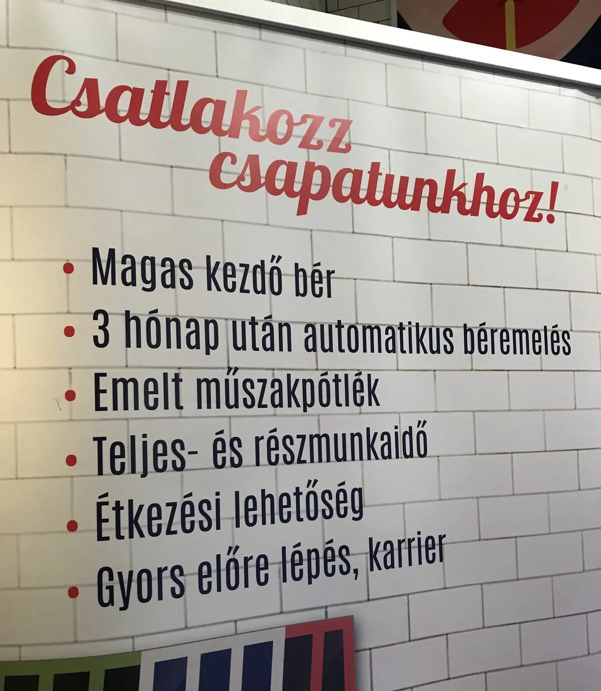Csatlakozz csapatunkhoz feliratú álláshirdetés hat felsorolt munkáltatói ajánlattal