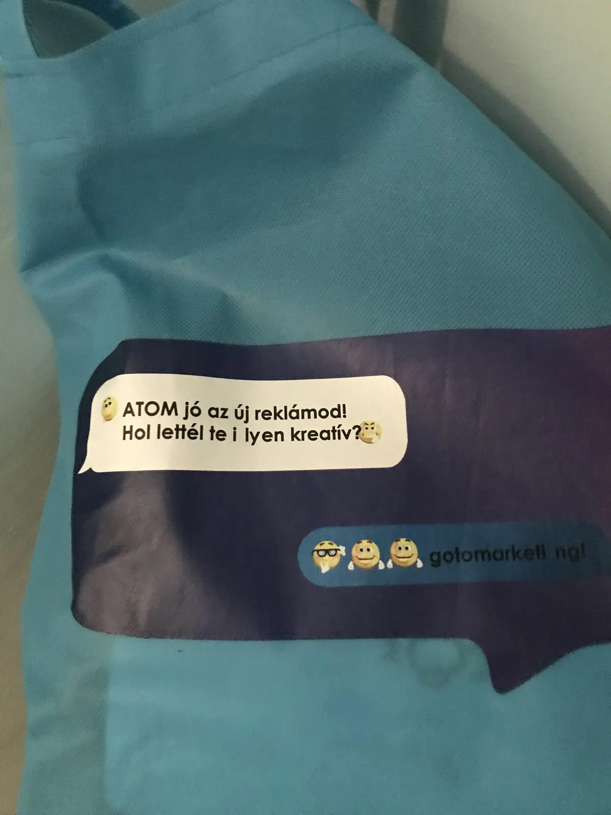 Türkiz táska chatbuborékos reklámszöveggel és goformarketing válasszal