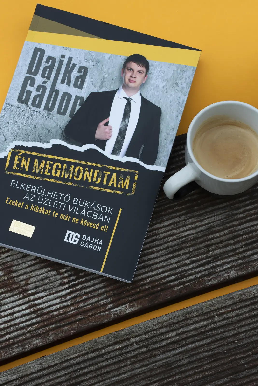 Dajka Gábor könyve kávé mellett rendezett asztali kompozícióban
