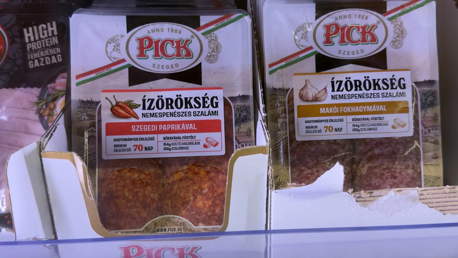 Két PICK Ízőrökség nemespenészes szalámicsomag egymás mellett, Szegedi paprikával és Makói fokhagymával jelölt változatban