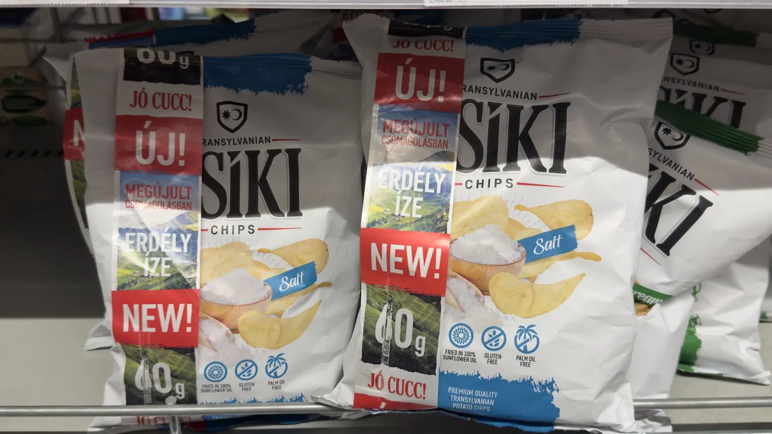 Csíki Chips sós burgonyachips fehér-kék zacskói, rajtuk az Új, Megújult csomagolásban és Erdély íze feliratú függőleges pánttal