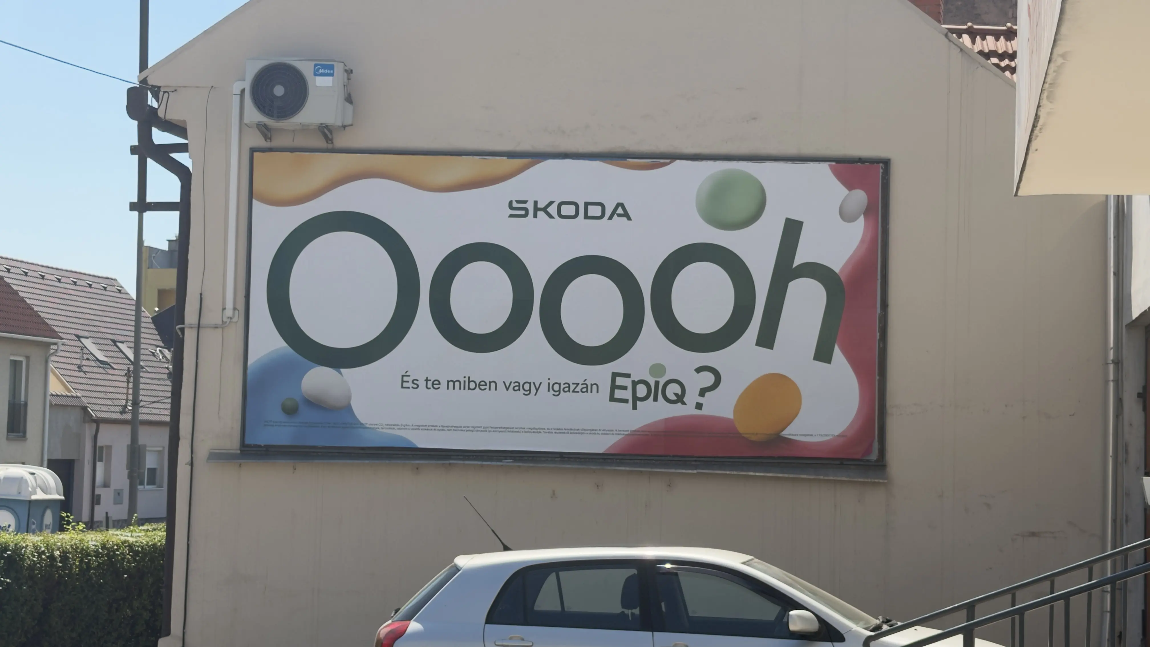 Škoda Epiq óriásplakát Egerben, nagy Ooooh felirattal, színes gömbölyű alakzatokkal és az És te miben vagy igazán Epiq kérdéssel