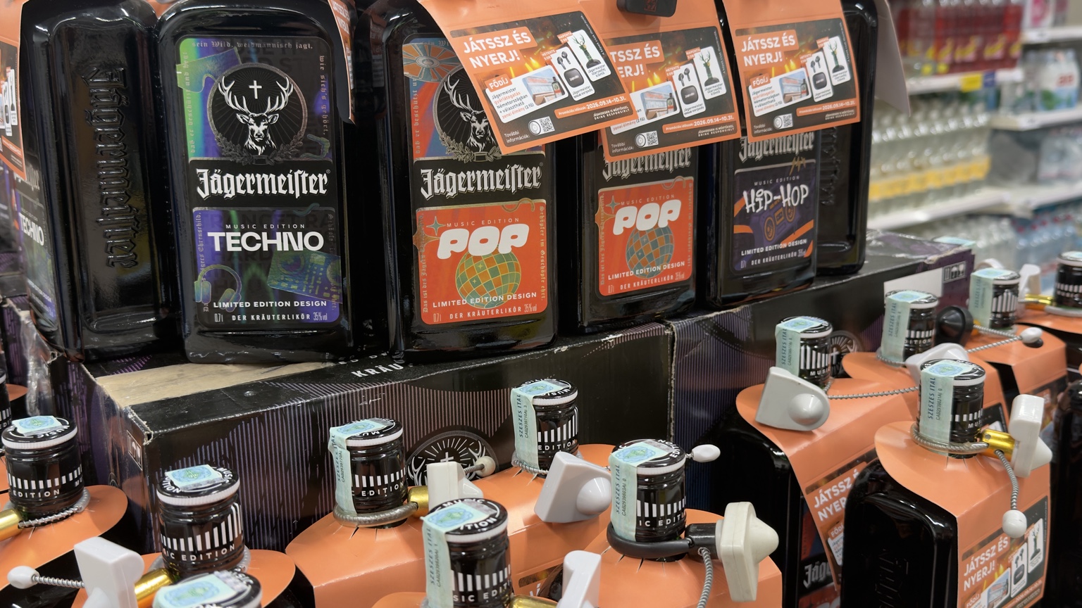 Közelebbi nézet a Jägermeister zenei címkéiről, nyereményeket és QR-kódot mutató promóciós lapokról.